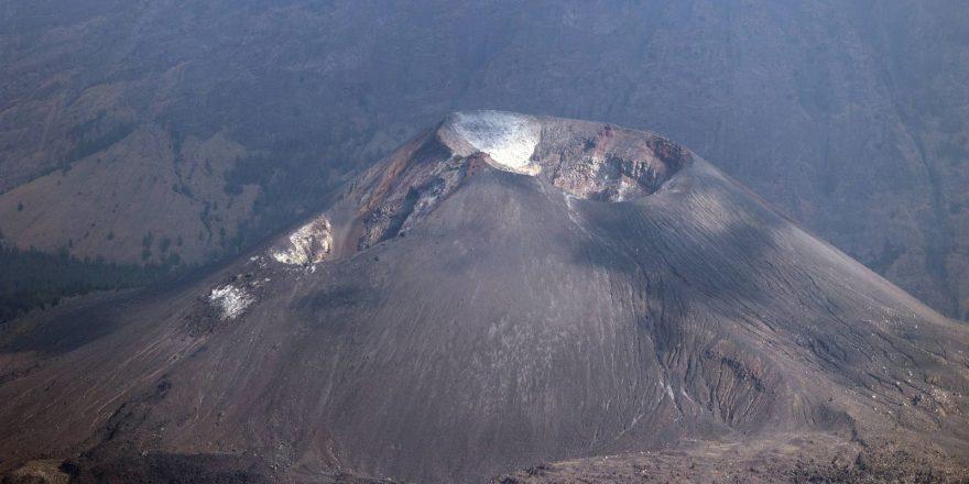 Dias após morte de Juliana, alpinista é resgatado no vulcão Rinjani, na Indonésia