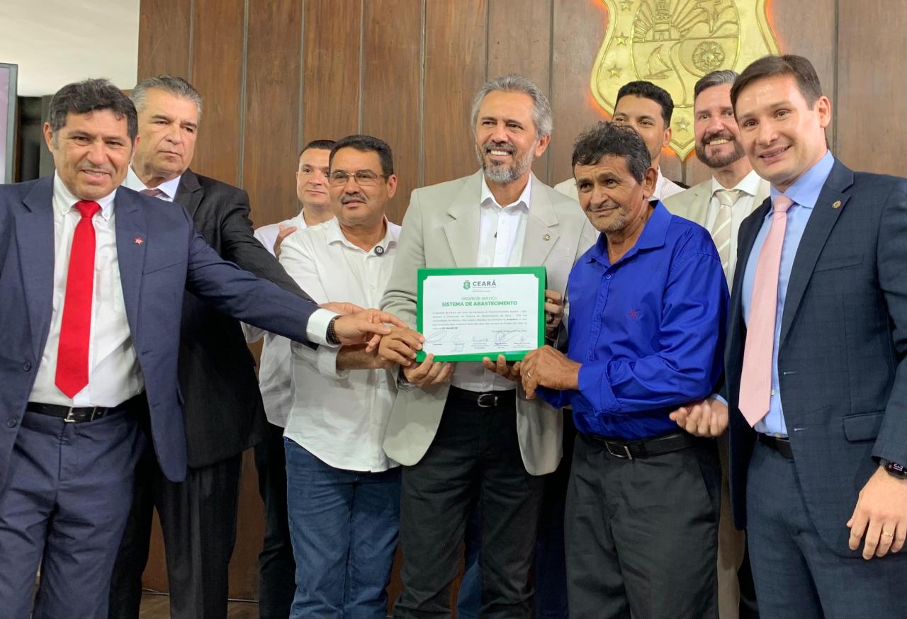 Governo assina ordem de serviço para abastecimento de água em 11 municípios; Sítio Botelha, em Acopiara, será beneficiado