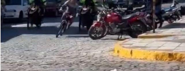 Homem em bicicleta motorizada foge de perseguição em Barbalha na contramão e vídeo viraliza