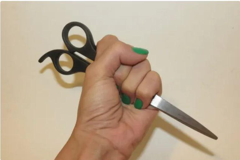 Mulher entra em igreja com tesoura em Fortaleza, acusa marido de traição e ameaça suposta amante