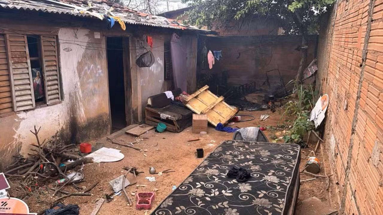 Mulher põe fogo na própria casa ao improvisar fogão a lenha por falta de dinheiro
