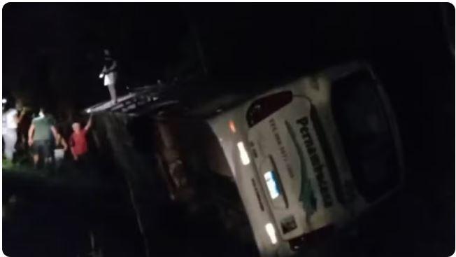 Ônibus que saiu de Juazeiro do Norte a cidade de Araripina, em Pernambuco, tomba e deixa passageiros feridos