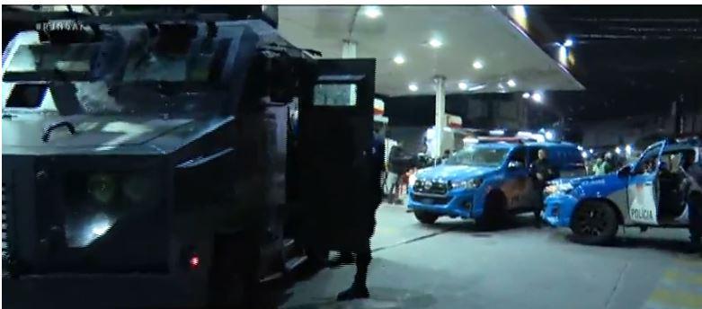 Traficantes sequestram três ônibus e lançam granadas contra policiais no Complexo da Pedreira no Rio de Janeiro