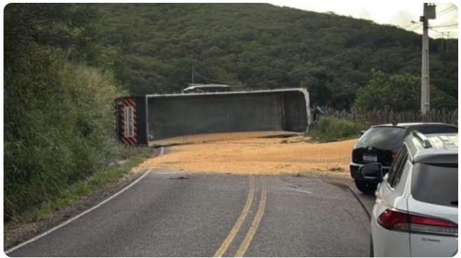 Caminhão tomba e interdita rodovia em Pedra Branca no interior do Ceará