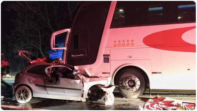 Cinco pessoas morrem após carro bater de frente com ônibus em Janaúba (MG)