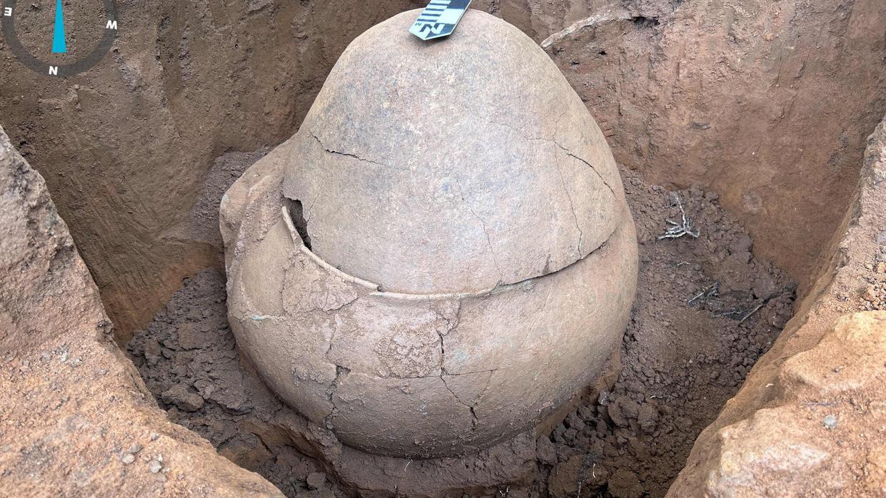 Escavações no Ceará encontram urnas funerárias indígenas com dentes e ossos no Maciço de Baturité