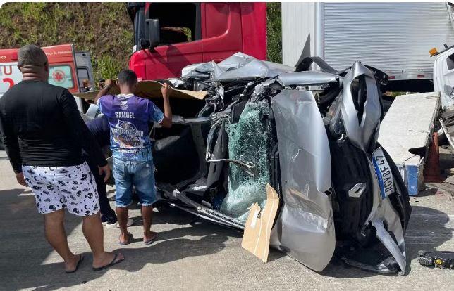 Família sobrevive após carro ser esmagado entre dois caminhões na BR-101 em Alagoas
