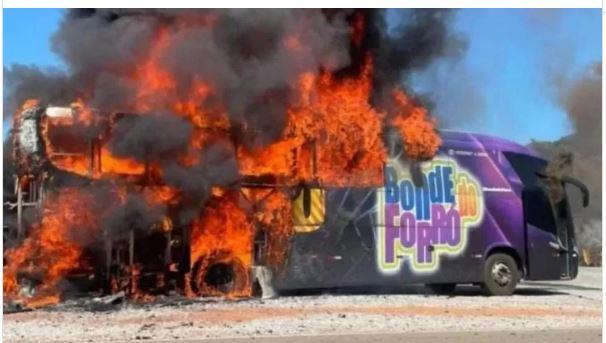 Ônibus das bandas Bonde do Forró e Djavu fica destruído após incêndio em Minas Gerais
