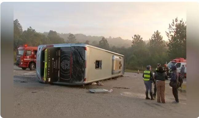Ônibus tomba e deixa 28 feridos na Rodovia SP-270 em Itapetininga