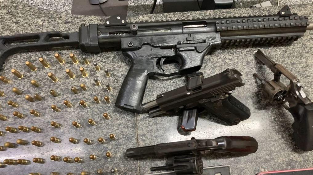 Submetralhadora e diversas armas são apreendidas durante operação da Polícia Militar em Jucás