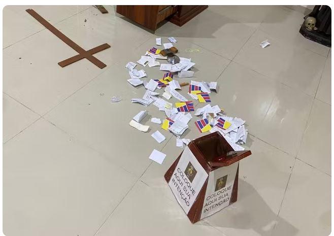 Dupla arromba janela de igreja e furta quase R$ 1,5 mil do templo católico, na Grande Fortaleza