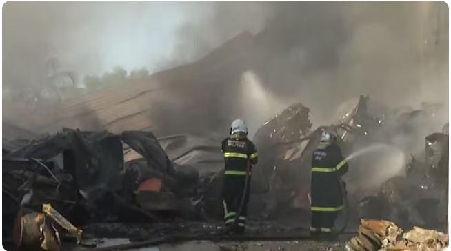 Incêndio de grandes proporções atinge galpão de empresa em Sobral
