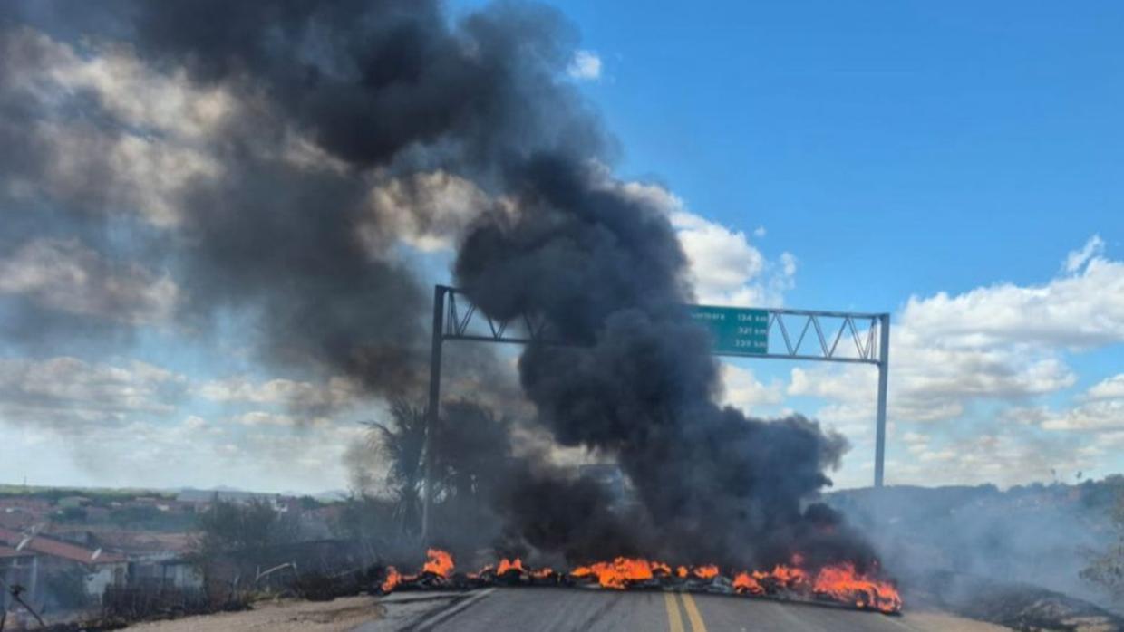 Manifestantes fecham trecho da BR 116 em protesto pela instalação de fotossensor em Icó no Ceará