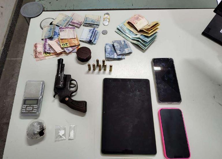 Mulher é presa por porte ilegal de arma e tráfico de drogas durante operação em Iguatu