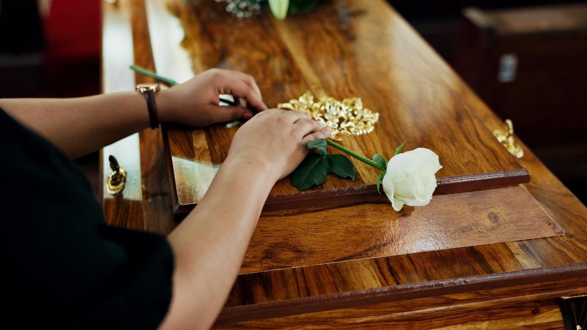 Mulher que teve o corpo do pai trocado por hospital e funerária no Crato será indenizada, entenda