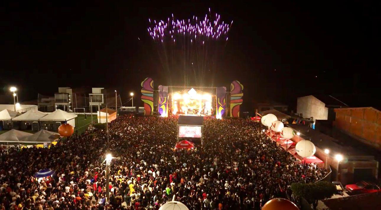 Multidão marca a primeira noite do Quiforró 2025 em Quixelô com shows inesquecíveis