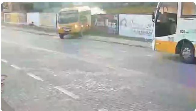 Ônibus escolar desgovernado desce rua de ré, bate em fachada de loja e derruba muro de terreno em Quixeramobim, no Ceará