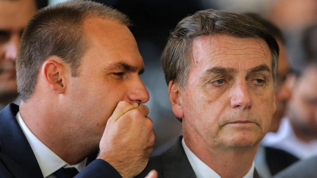 PF indicia Jair e Eduardo Bolsonaro por ações realizadas nos EUA contra autoridades brasileiras