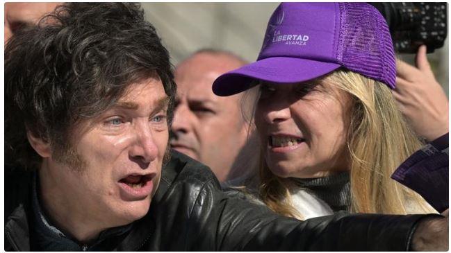 Presidente Milei é atacado com pedras durante ato de campanha em periferia na Argentina