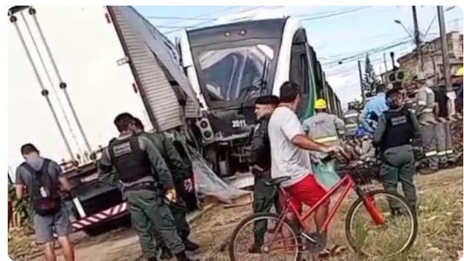 Caminhão-baú colide com VLT em cruzamento em Fortaleza