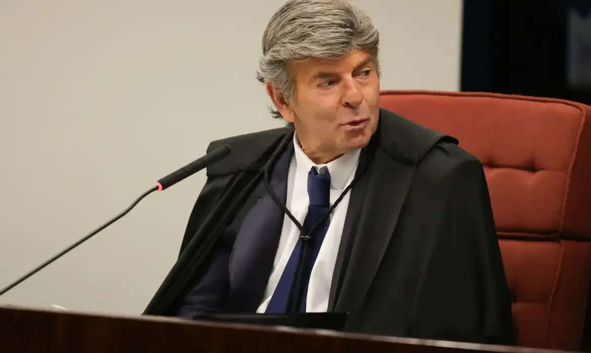 Fux vota para anular todo o processo por falta de competência do STF para julgar os réus