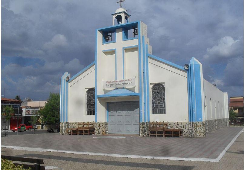 Homens encapuzados assaltam casa paroquial e fazem padres reféns em Frecheirinha, no Ceará; R$ 6 mil são levados