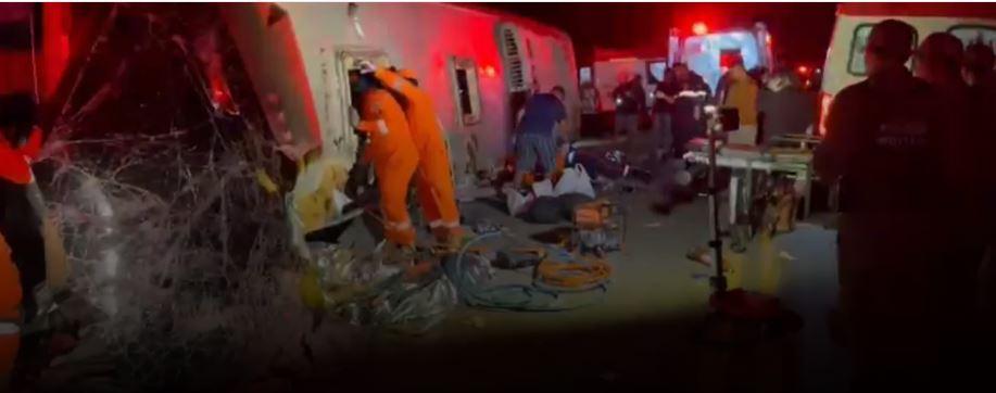 Acidente com ônibus em Pernambuco deixa 17 mortos