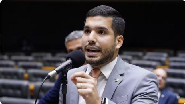 André Fernandes destina verba para compra de fuzis e diz que vai premiar policial 'que mais matar traficante'