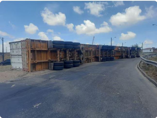 Carreta carregada de manga tomba em viaduto de Fortaleza