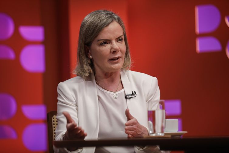 Gleisi diz que políticos de direita querem EUA intervindo no Brasil