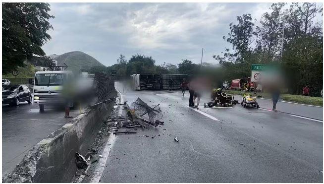 Ônibus com torcedores do Flamengo tomba a caminho da Argentina