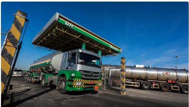 Petrobras reduz em 4,9% o preço da gasolina para distribuidoras