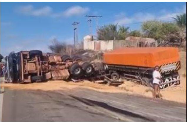 Caminhão carregado de soja tomba na CE-375 e deixa motorista ferido na região do Barro Alto em Iguatu