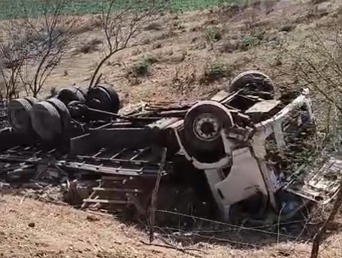 Caminhão tomba em acidente na CE-060, em Mombaça