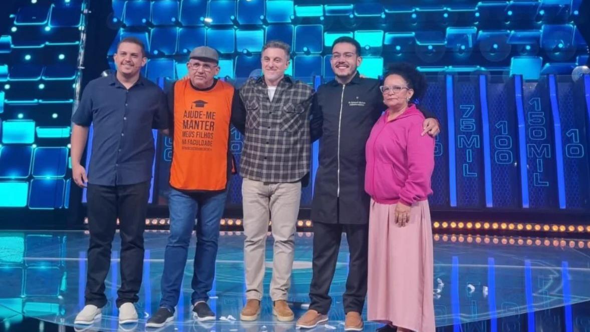 Cearense que vendeu adesivos para pagar faculdade do filho participa do Domingão com Huck