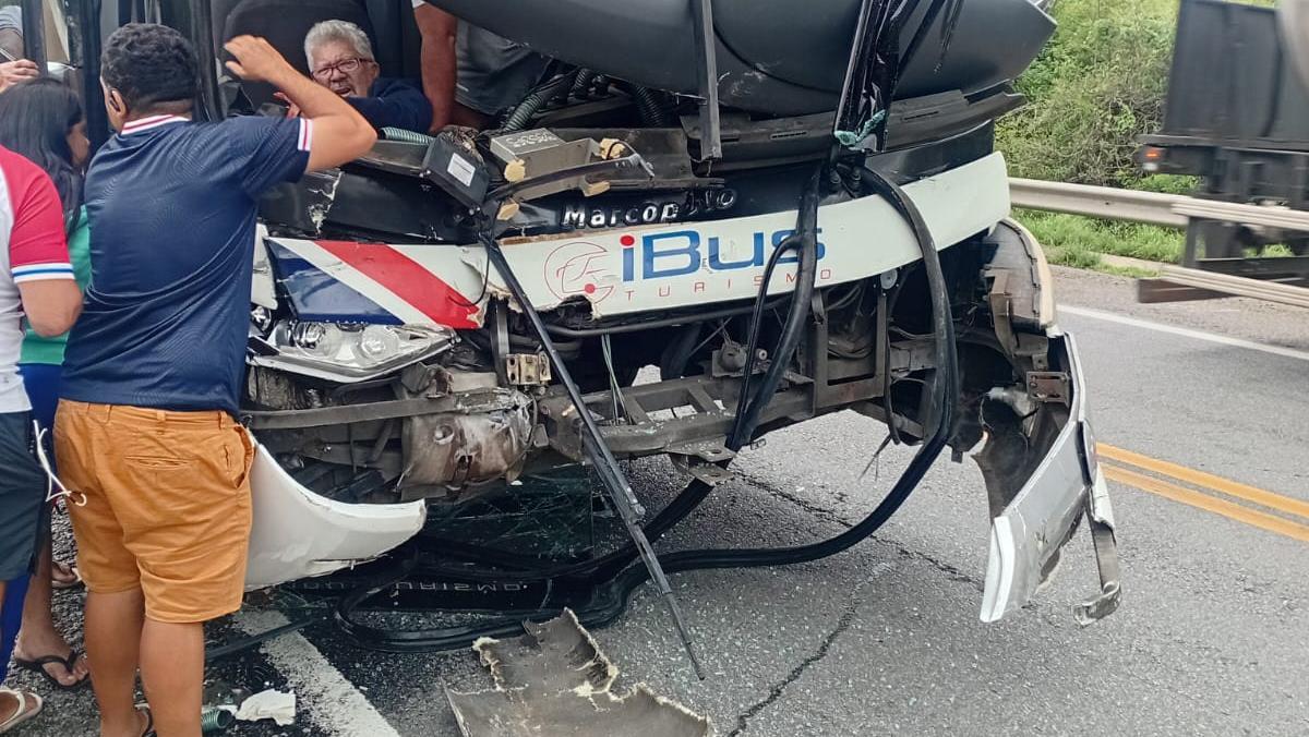 Ônibus com torcedores do Fortaleza colide com carreta no retorno de Bragança Paulista