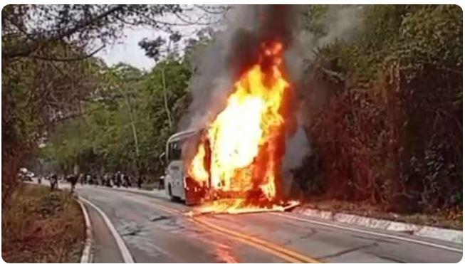 Ônibus de Juazeiro do Norte com destino a Juazeiro da Bahia pega fogo e bloqueia trecho de rodovia no Crato