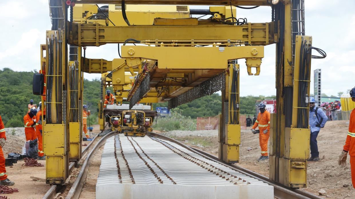 Qual o impacto do atraso da Transnordestina na economia do Ceará após Ibama barrar a operação?