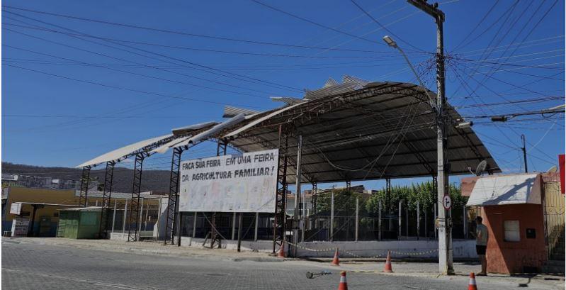 Ventania causa susto e destelha casas e galpão no Centro de Quixeramobim