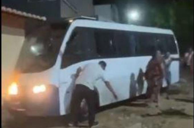 Acidente com micro-ônibus em Jucás deixa cerca de 20 feridos