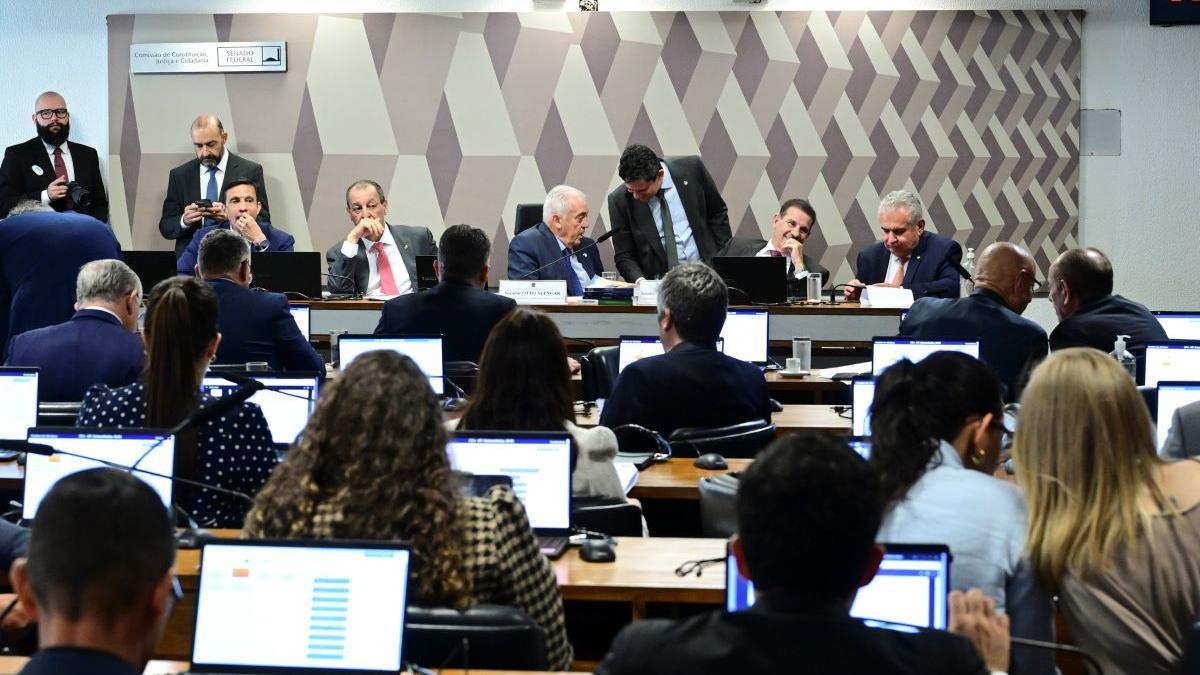 Comissão do Senado aprova fim da escala 6x1; veja próximos passos