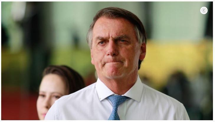 Bolsonaro cai e sofre traumatismo leve na prisão