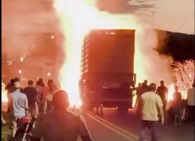 Caminhão carregado de frangos pega fogo na BR-226, em Milhã