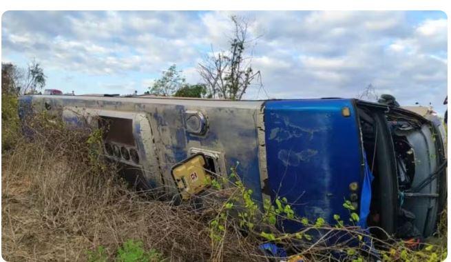 Ônibus de turismo tomba a caminho de Jericoacoara, e passageiros ficam feridos