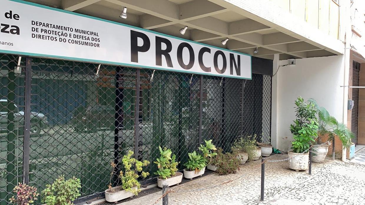 Procon autua 60 escolas da rede particular de Fortaleza por cobrança abusiva de material escolar