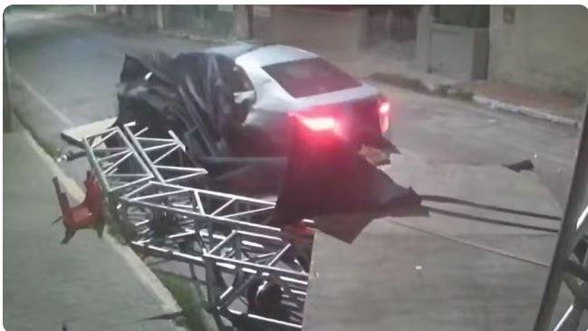 Motorista colide contra palco de Carnaval e atropela duas pessoas no Crato