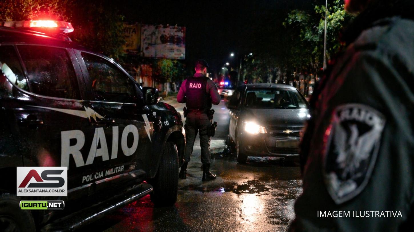 Motorista embriagado joga carro contra policiais e é preso em Cedro