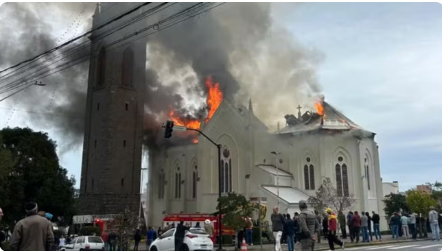 Incêndio atinge Igreja Matriz de Flores da Cunha, na Serra Gaúcha