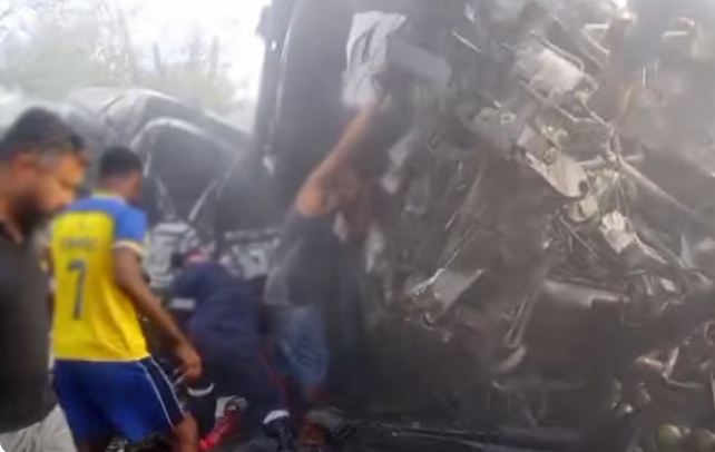 Colisão entre van e caminhão na BR-116 na Bahia provoca 16 mortes
