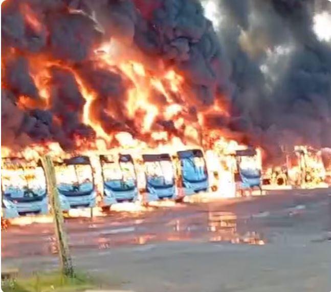 Incêndio de grandes proporções destrói quase 30 ônibus em garagem em BH